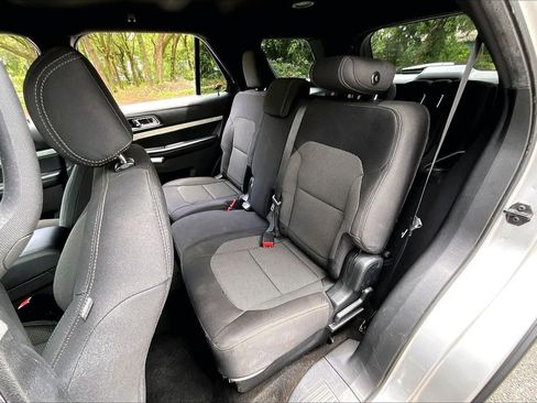 Used 2017 Ford Explorer XLT FWD image 19