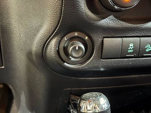Used 2014 Jeep Wrangler Unlimited Sahara w/ Connectivity Group AWD/4WD image 25