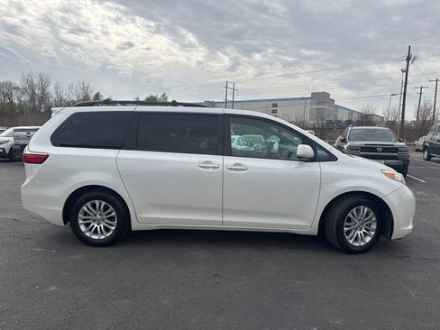 Used 2016 Toyota Sienna XLE image 2