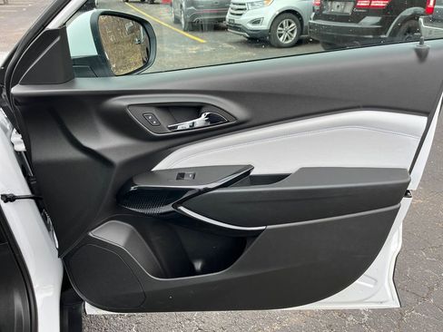 Used 2025 Chevrolet Trax LT FWD image 20
