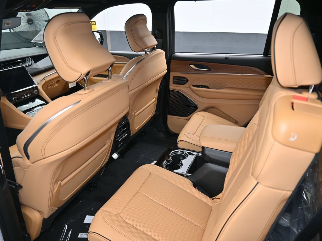 Used 2025 Jeep Grand Cherokee L Summit AWD/4WD image 30