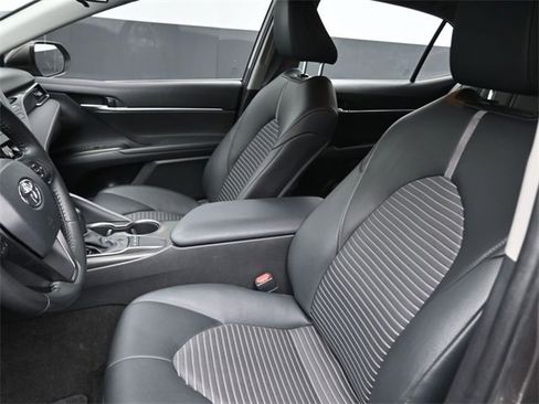 Used 2022 Toyota Camry SE image 18