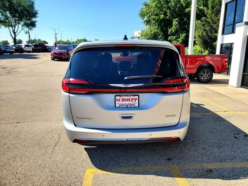 Used 2024 Chrysler Pacifica Touring-L FWD image 6