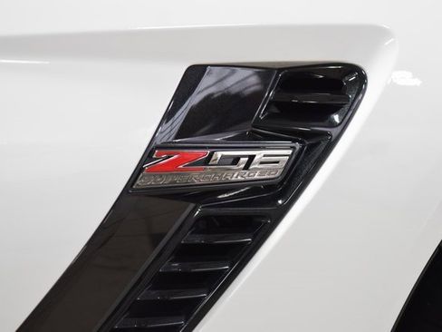 Used 2015 Chevrolet Corvette Z06 w/ 3LZ Preferred Equipment Group image 17