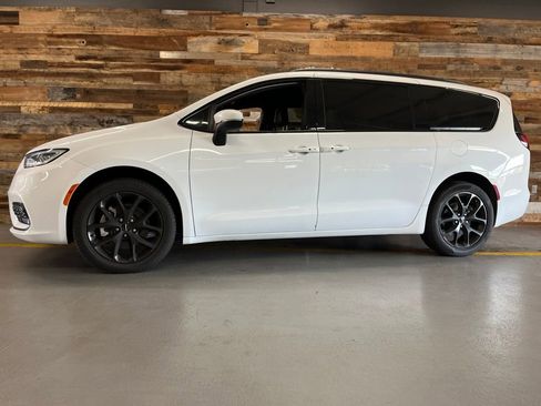 Used 2023 Chrysler Pacifica Touring-L w/ S Appearance Package AWD/4WD image 17