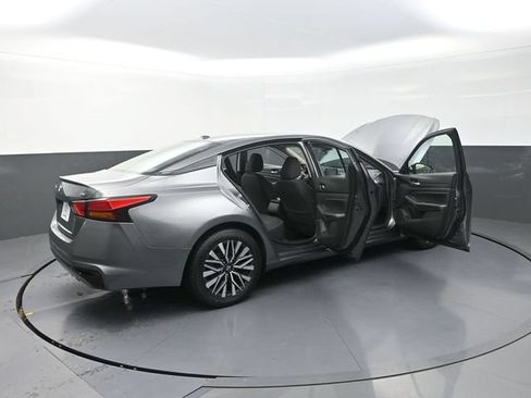 Used 2024 Nissan Altima 2.5 SV FWD image 35
