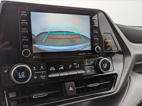Used 2021 Toyota Highlander XLE image 26