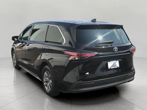 Used 2022 Toyota Sienna XLE FWD image 22