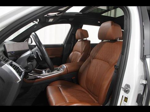 Used 2025 BMW X7 M60i AWD/4WD image 5