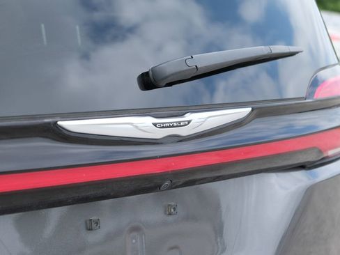 Used 2023 Chrysler Pacifica Touring-L image 39