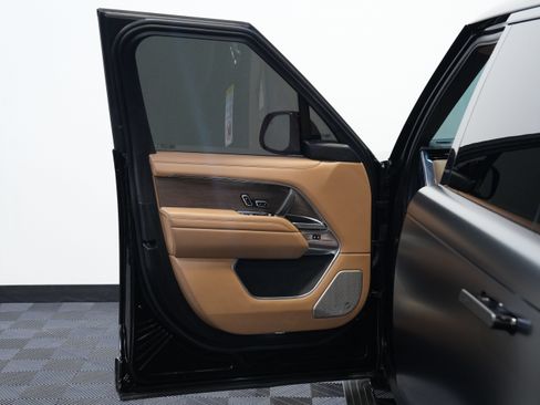 Used 2025 Land Rover Range Rover Long Wheelbase Autobiography AWD/4WD image 19