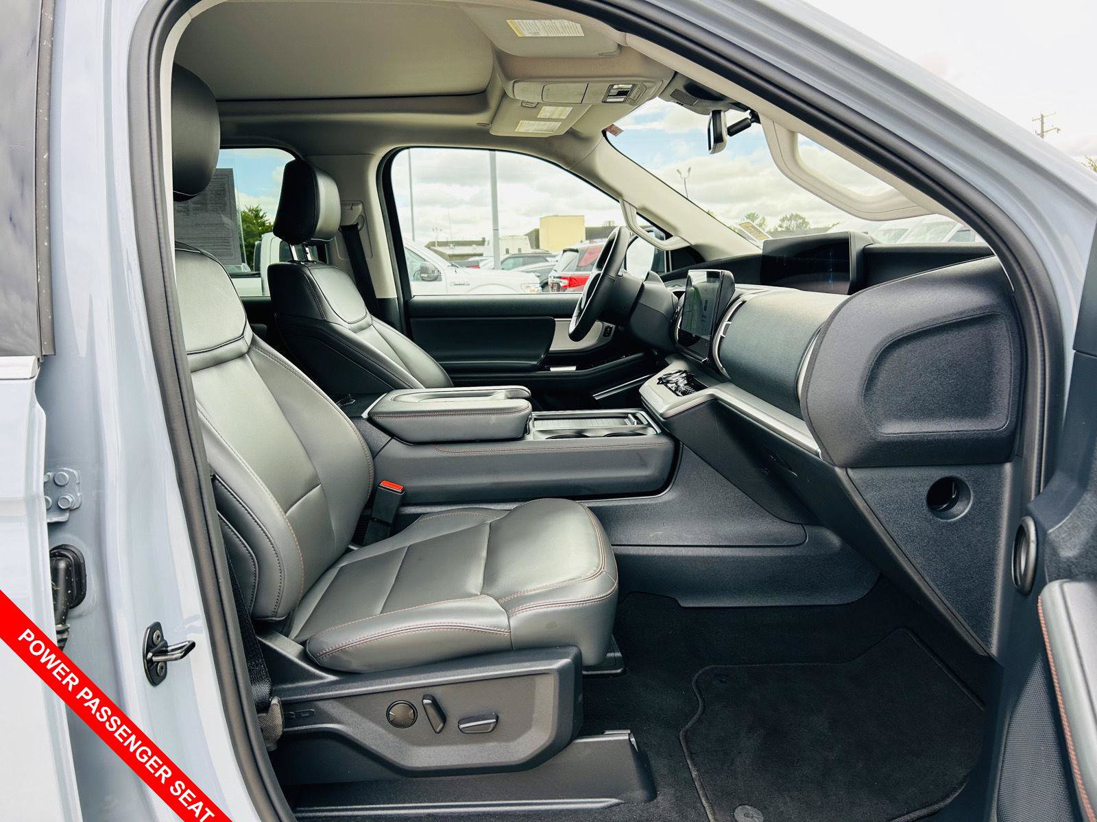 Used 2025 Ford Expedition Active AWD/4WD image 41