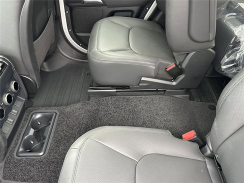 New 2026 Land Rover Defender 130 X-Dynamic SE AWD/4WD image 8