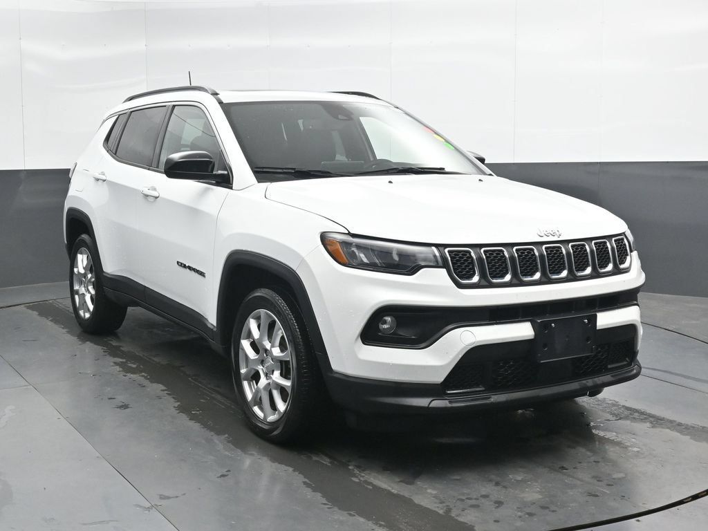 Used 2023 Jeep Compass Latitude w/ Sun and Sound Group AWD/4WD image 4
