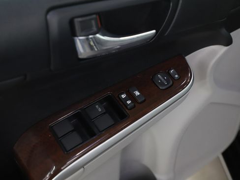 Used 2014 Toyota Camry XLE image 18