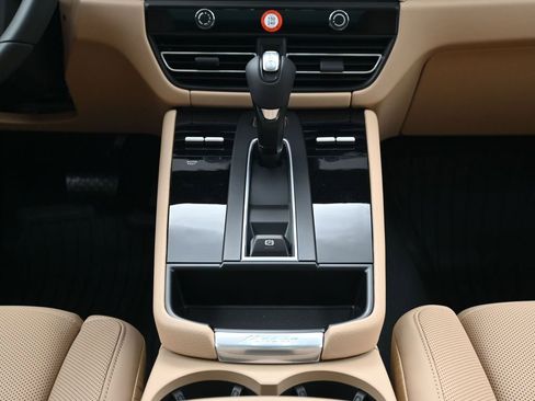 Certified 2026 Porsche Macan AWD/4WD image 10
