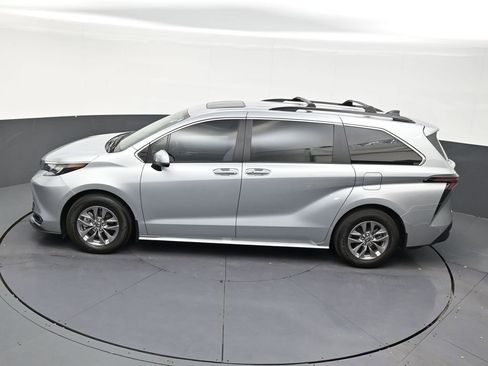 Used 2025 Toyota Sienna XLE image 13