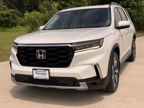 Certified 2023 Honda Pilot Touring image 2