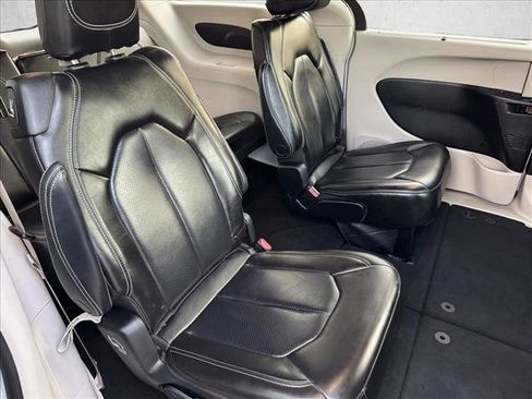 Used 2023 Chrysler Pacifica Touring-L FWD image 18