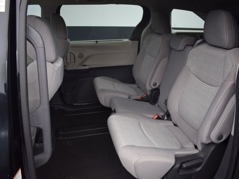 Used 2022 Toyota Sienna LE FWD image 14