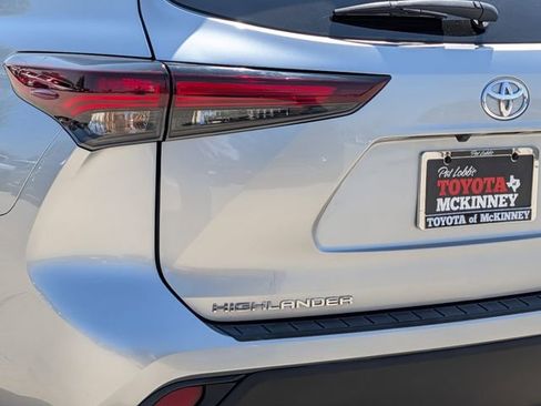 Used 2024 Toyota Highlander XLE image 8