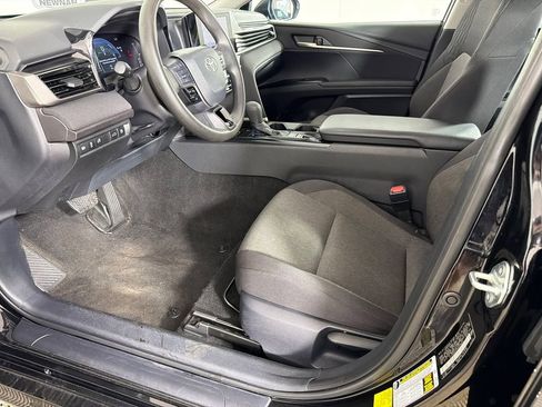 Used 2025 Toyota Camry LE image 9