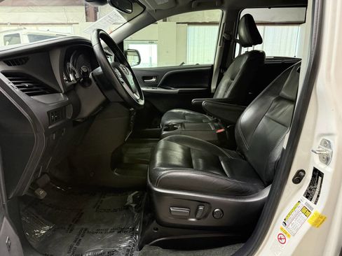 Used 2019 Toyota Sienna SE Premium FWD image 11
