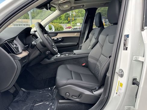 New 2025 Volvo XC90 T8 Plus w/ Protection Package Premier image 9
