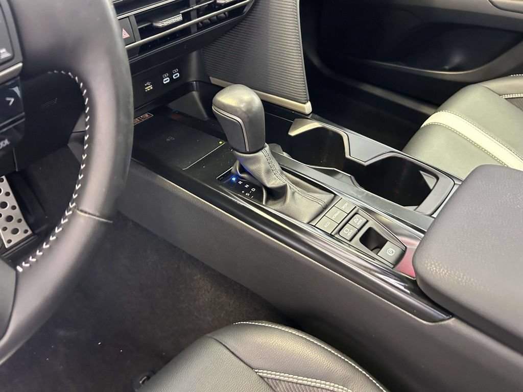 Used 2025 Toyota Camry SE w/ Convenience Package FWD image 21