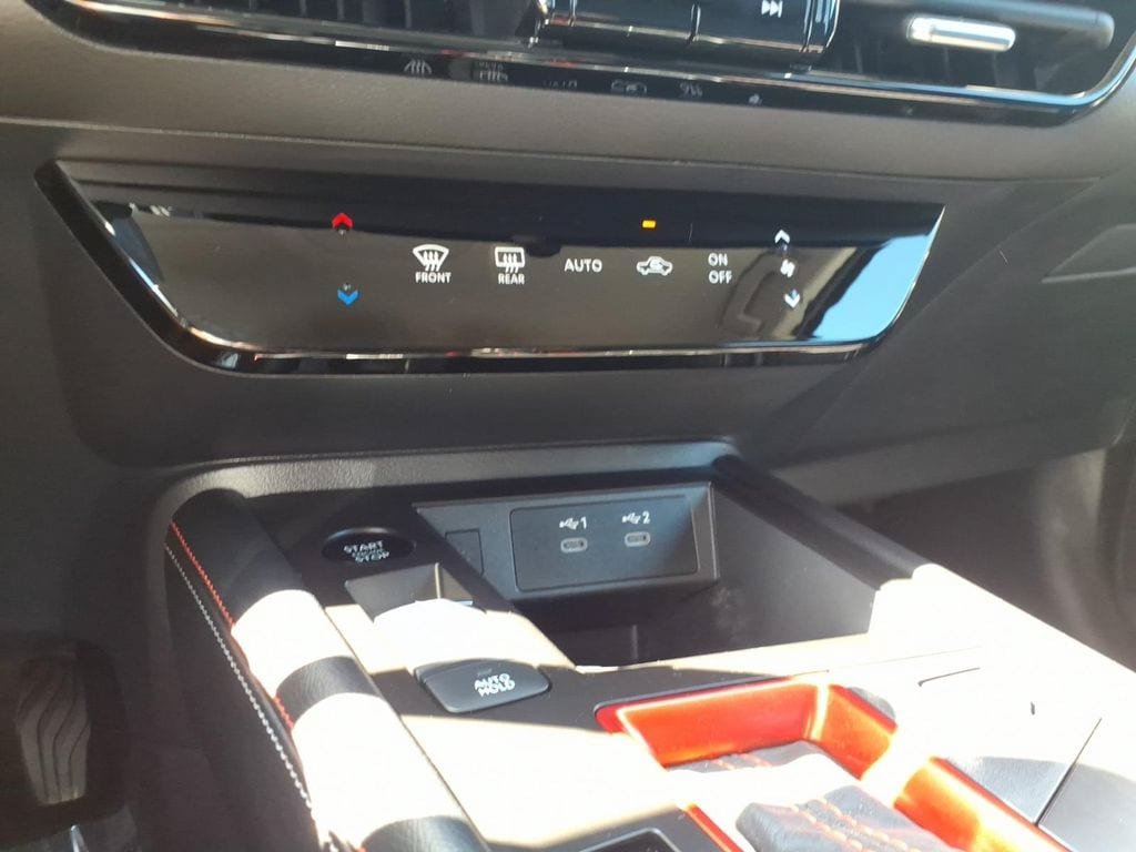 Used 2025 Nissan Kicks SR AWD/4WD image 21