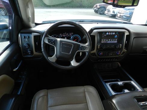 Used 2017 GMC Sierra 2500 Denali w/ Duramax Plus Package AWD/4WD image 9