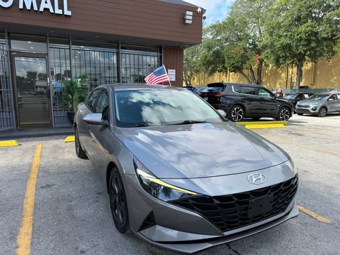 Used 2021 Hyundai Elantra SEL FWD image 3