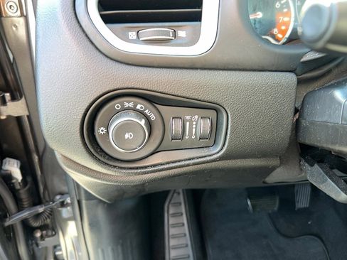Used 2018 Jeep Renegade Latitude FWD image 13