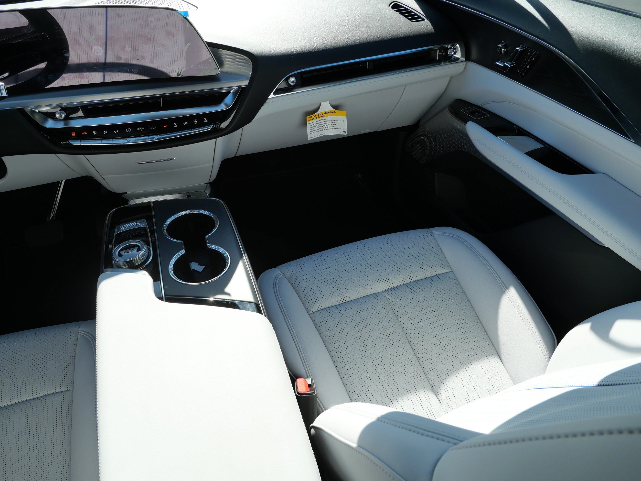 Used 2026 Cadillac Lyriq Premium Sport w/ LPO, Floor Liner Package AWD/4WD image 9