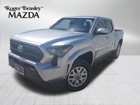 Used 2025 Toyota Tacoma SR5 AWD/4WD image 1