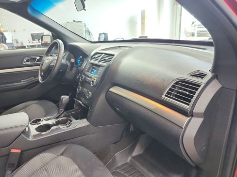 Used 2018 Ford Explorer XLT image 34