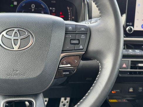 Used 2025 Toyota Camry SE FWD image 17