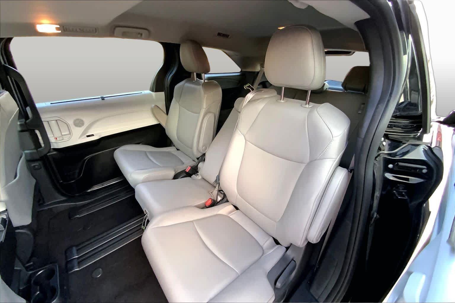 Used 2025 Toyota Sienna XLE FWD image 21
