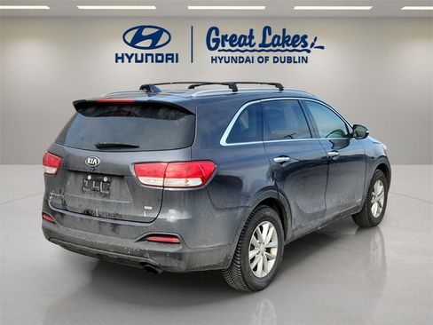 Used 2017 Kia Sorento LX w/ LX Convenience Package image 5