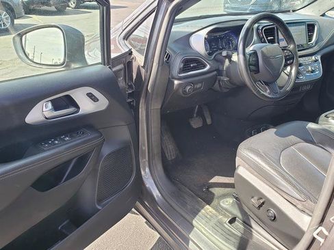 Used 2021 Chrysler Pacifica Touring-L w/ S Appearance Package FWD image 12