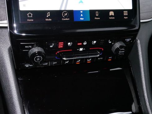 Used 2023 Jeep Grand Cherokee Limited w/ Luxury Tech Group II image 23