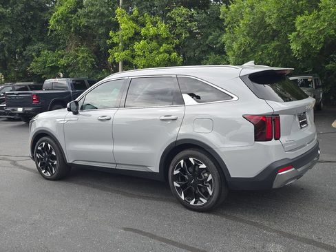 Certified 2024 Kia Sorento EX w/ Panoramic Sunroof Package FWD image 5