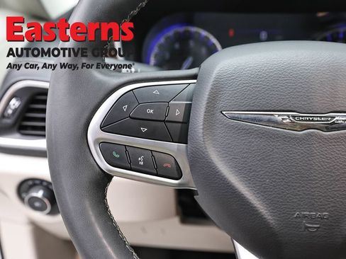 Used 2023 Chrysler Pacifica Limited FWD image 15