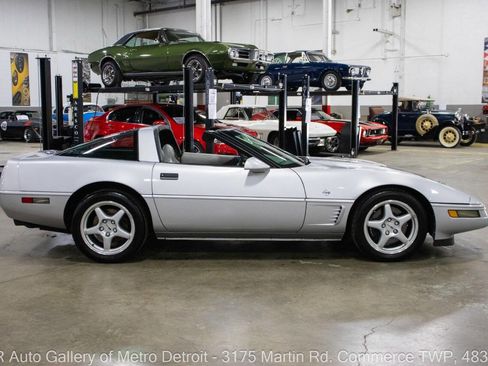 Used 1996 Chevrolet Corvette Coupe RWD image 9