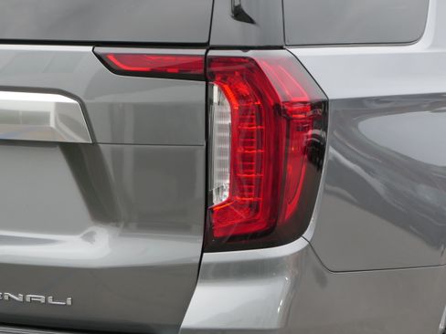 Used 2021 GMC Yukon Denali w/ Denali Premium Package image 6
