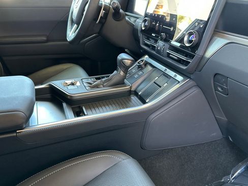 Used 2026 Lexus GX 550 w/ Accessory Package (31) AWD/4WD image 17