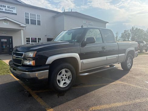 Used 2007 Chevrolet Silverado 1500 LT w/ Extended Cab Value Package AWD/4WD image 2