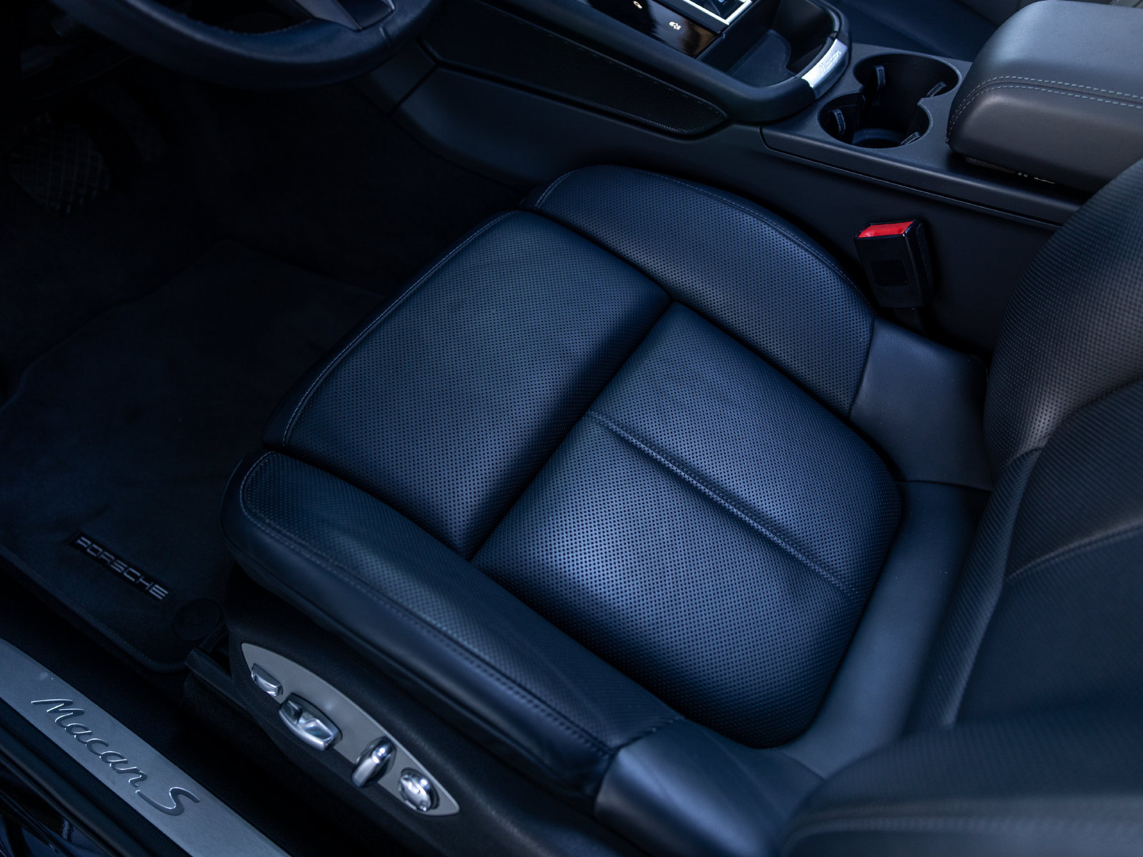 Certified 2023 Porsche Macan S AWD/4WD image 46
