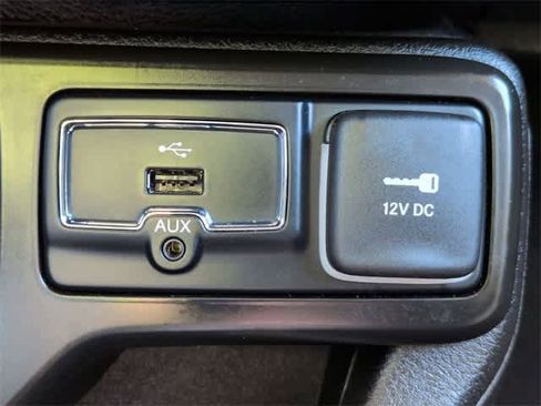 Used 2023 Jeep Renegade Latitude image 32