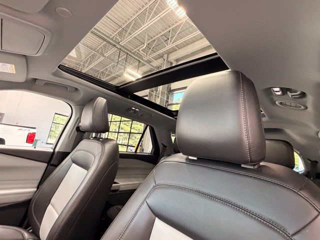 Used 2024 Ford Explorer XLT w/ XLT Sport Appearance Package AWD/4WD image 27
